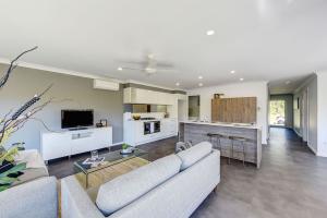  Home styling - Rob Tate - Crestwood Drive - Designing Divas