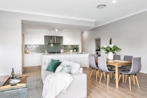 6. HOME STAGING - DESIGNING DIVAS - RAINE & HORNE - AUBIN AVE - PORT MACQUARIE - NSW - 2444 copy